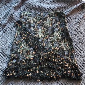 Trendy mini skirt with ruffle and flower detail